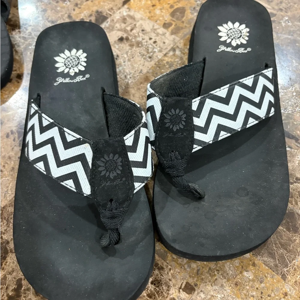 Yellow Box Mixed-Pattern Women’s Flip Flop Set — Black, White, Pink - Picture 8 of 9